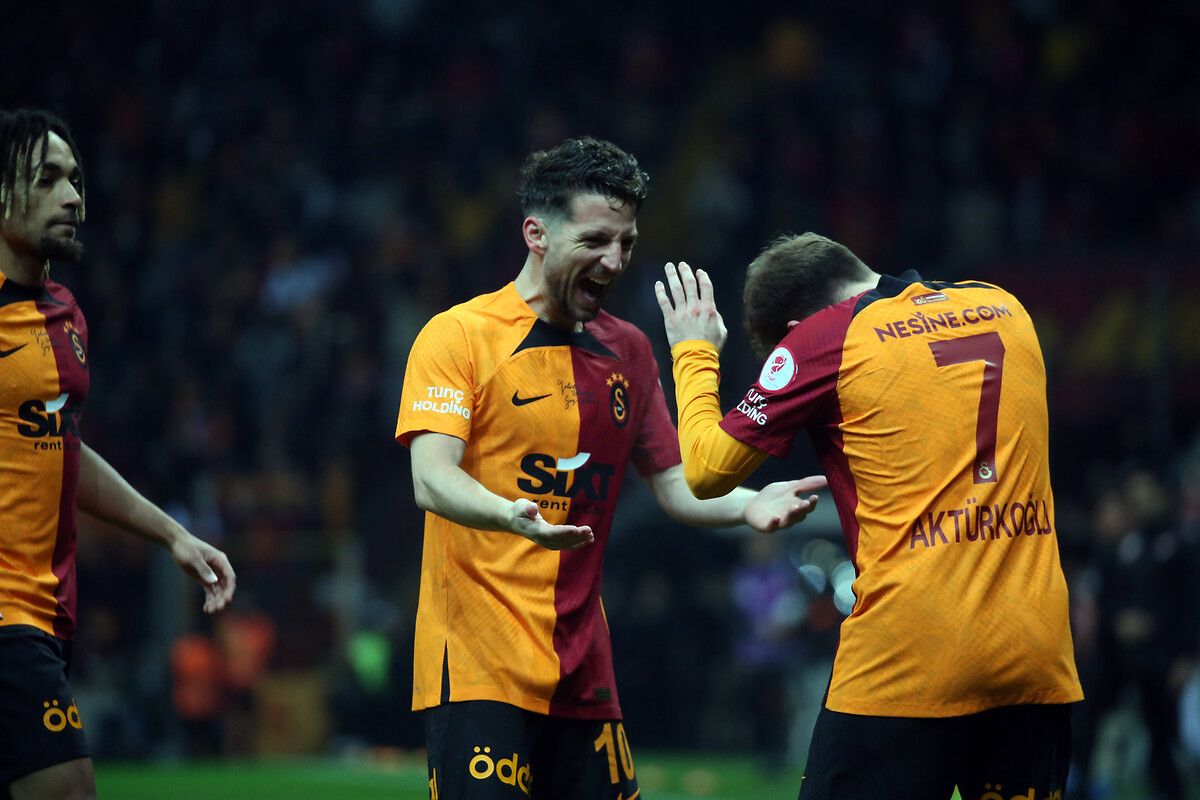 Galatasaray'ın süper yıldızı Mertens'e çılgın teklif 5