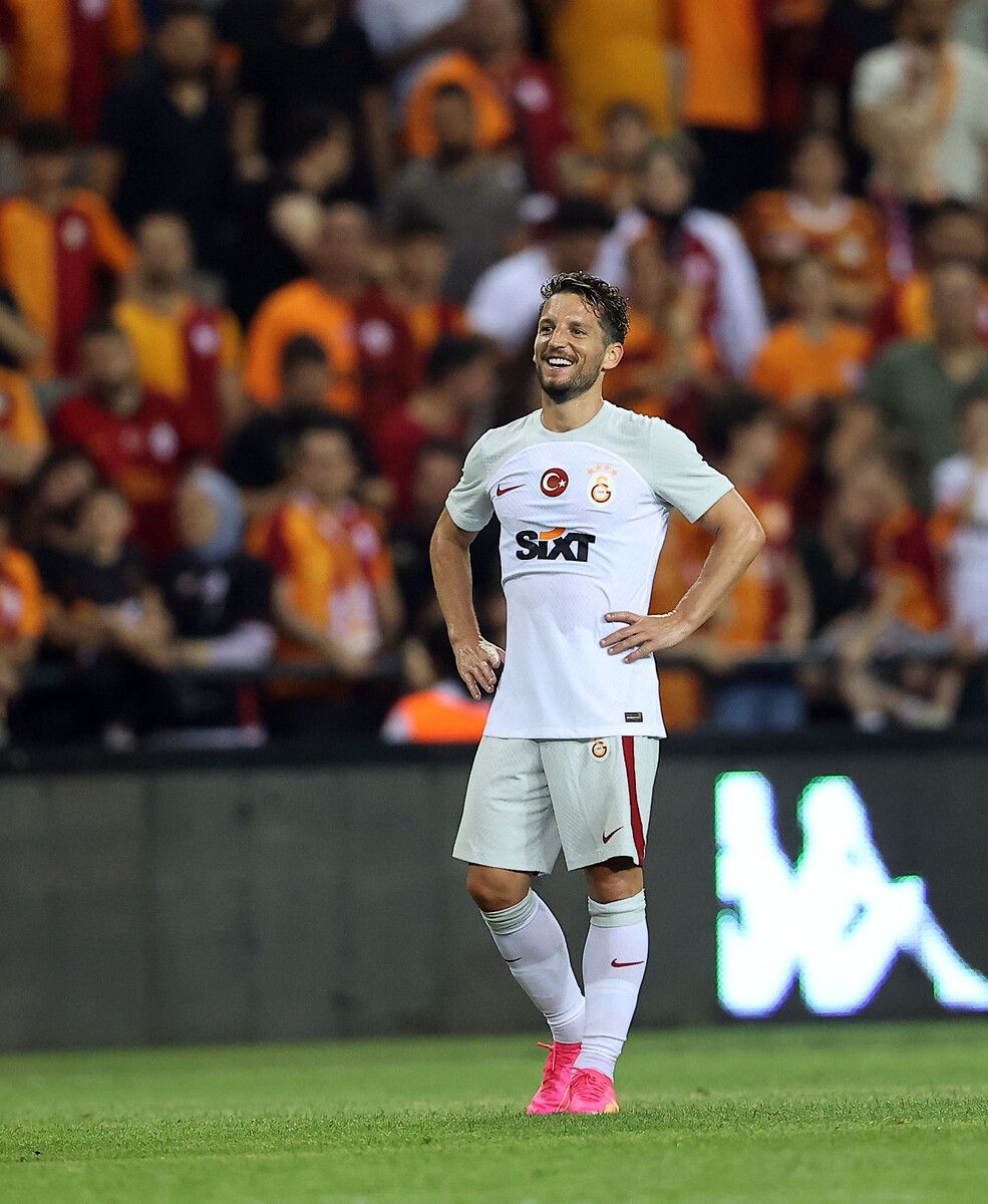 Galatasaray'ın süper yıldızı Mertens'e çılgın teklif 13