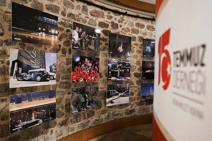 Galata Kulesi'ne 15 Temmuz şehitlerinin fotoğrafları yansıtıldı 2