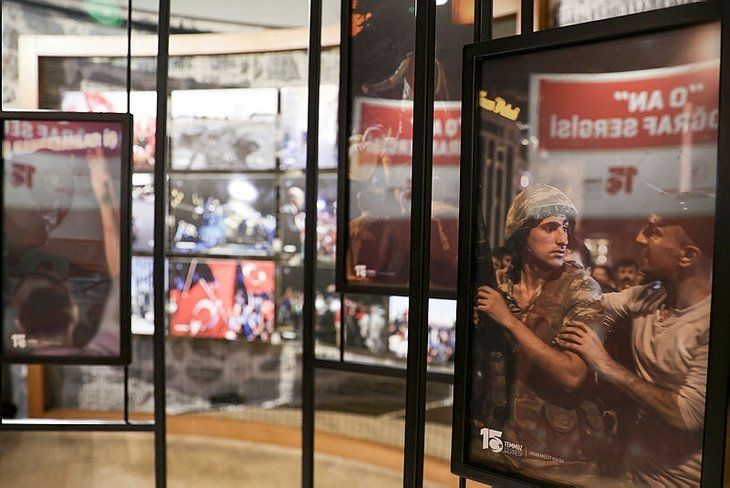 Galata Kulesi'ne 15 Temmuz şehitlerinin fotoğrafları yansıtıldı 1