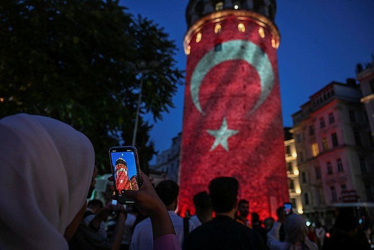 Galata Kulesi'ne 15 Temmuz şehitlerinin fotoğrafları yansıtıldı 7