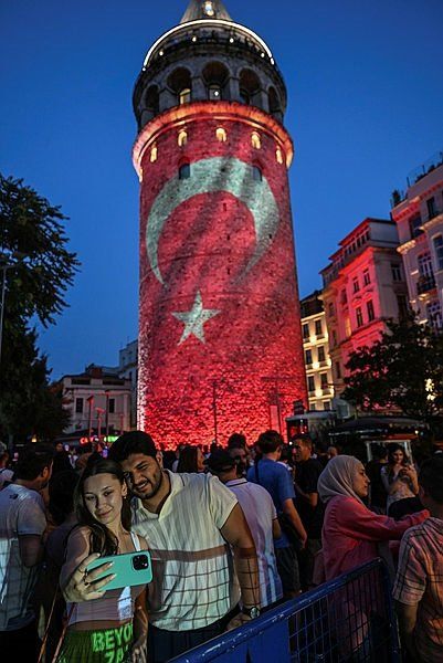 Galata Kulesi'ne 15 Temmuz şehitlerinin fotoğrafları yansıtıldı 6