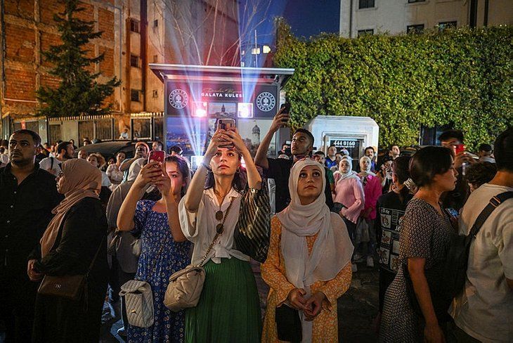 Galata Kulesi'ne 15 Temmuz şehitlerinin fotoğrafları yansıtıldı 5
