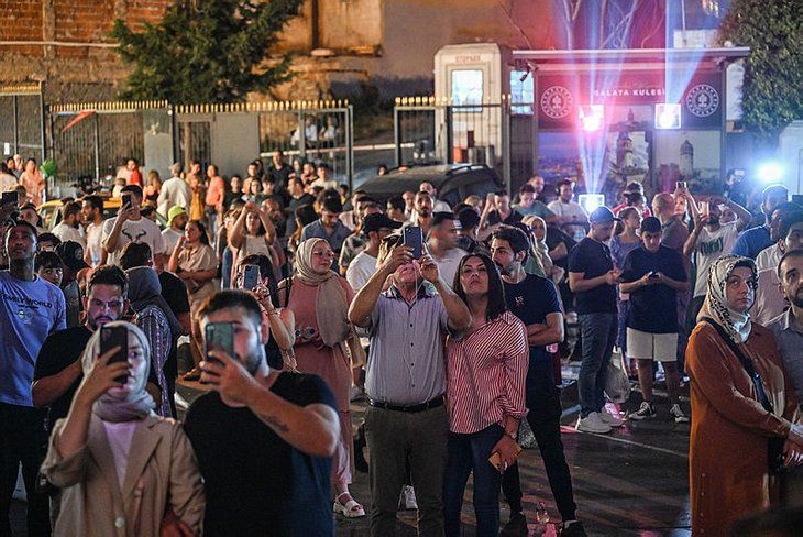 Galata Kulesi'ne 15 Temmuz şehitlerinin fotoğrafları yansıtıldı 8
