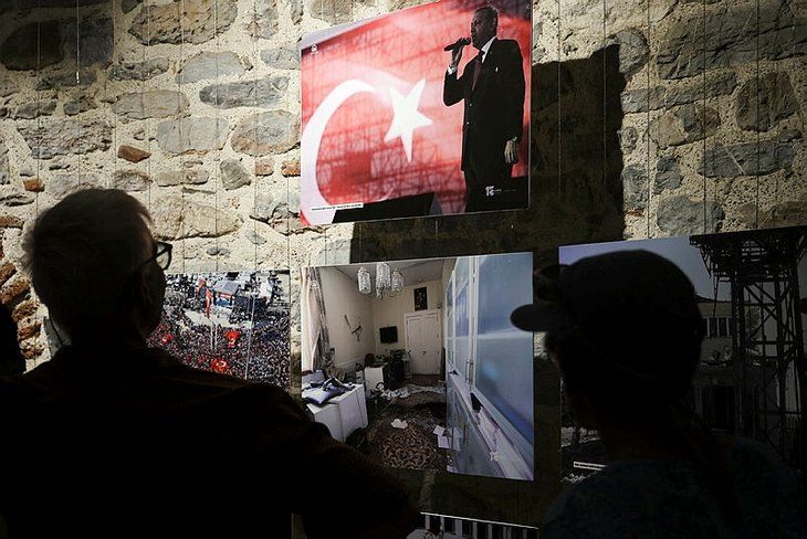 Galata Kulesi'ne 15 Temmuz şehitlerinin fotoğrafları yansıtıldı 3