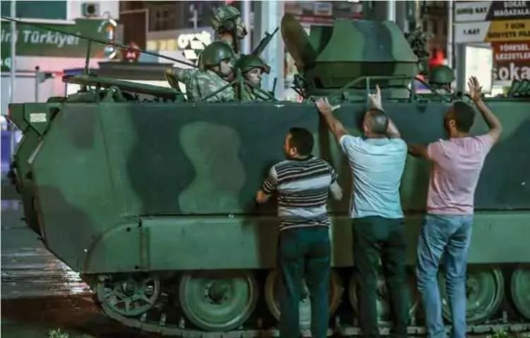 15 Temmuz demokrasi zaferi! İşte unutulmayacak fotoğraflarla hain darbe girişimi gecesi... 11
