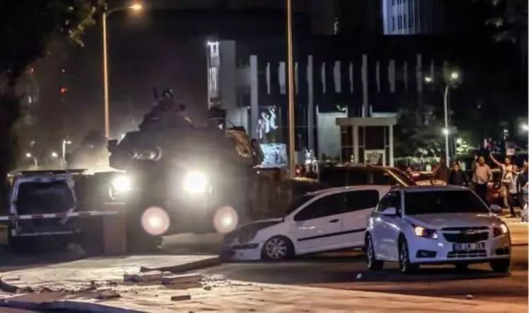 15 Temmuz demokrasi zaferi! İşte unutulmayacak fotoğraflarla hain darbe girişimi gecesi... 17