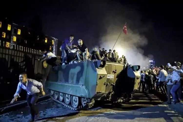 15 Temmuz demokrasi zaferi! İşte unutulmayacak fotoğraflarla hain darbe girişimi gecesi... 3