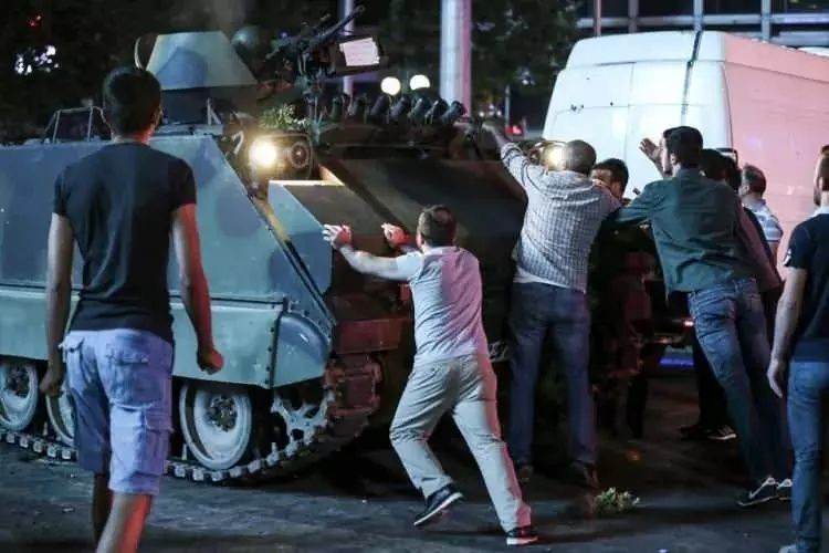 15 Temmuz demokrasi zaferi! İşte unutulmayacak fotoğraflarla hain darbe girişimi gecesi... 4