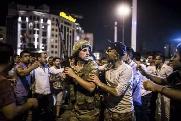 15 Temmuz demokrasi zaferi! İşte unutulmayacak fotoğraflarla hain darbe girişimi gecesi... 5