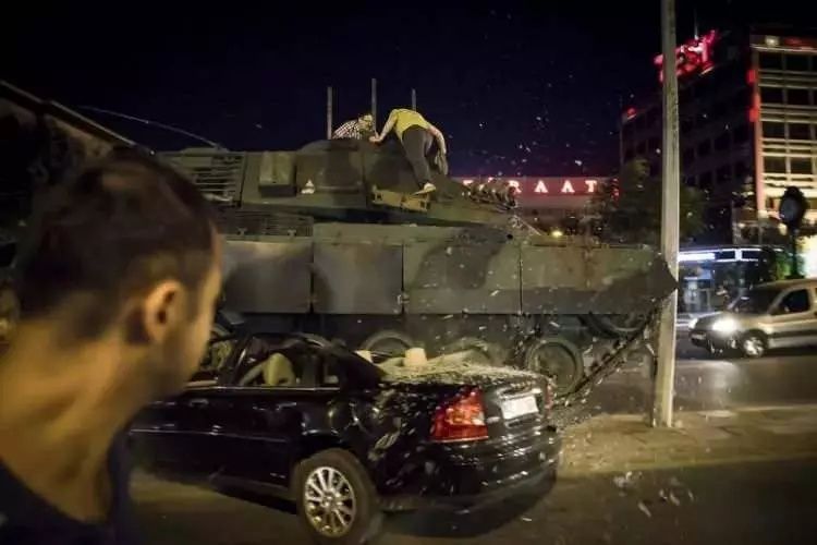 15 Temmuz demokrasi zaferi! İşte unutulmayacak fotoğraflarla hain darbe girişimi gecesi... 8
