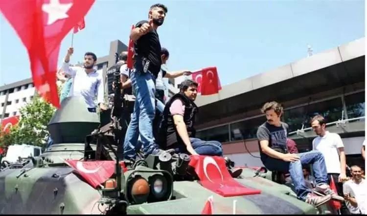 15 Temmuz demokrasi zaferi! İşte unutulmayacak fotoğraflarla hain darbe girişimi gecesi... 26