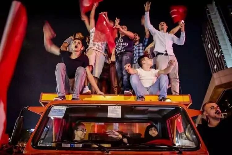 15 Temmuz demokrasi zaferi! İşte unutulmayacak fotoğraflarla hain darbe girişimi gecesi... 9