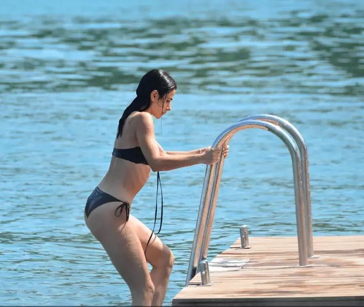 Nesrin Cavadzade'den Bodrum tatilinde olay yaratan görüntüler! Yere öyle bir uzandı ki görenlerin aklı gitti 6