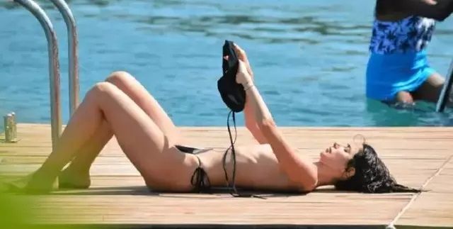 Nesrin Cavadzade'den Bodrum tatilinde olay yaratan görüntüler! Yere öyle bir uzandı ki görenlerin aklı gitti 7