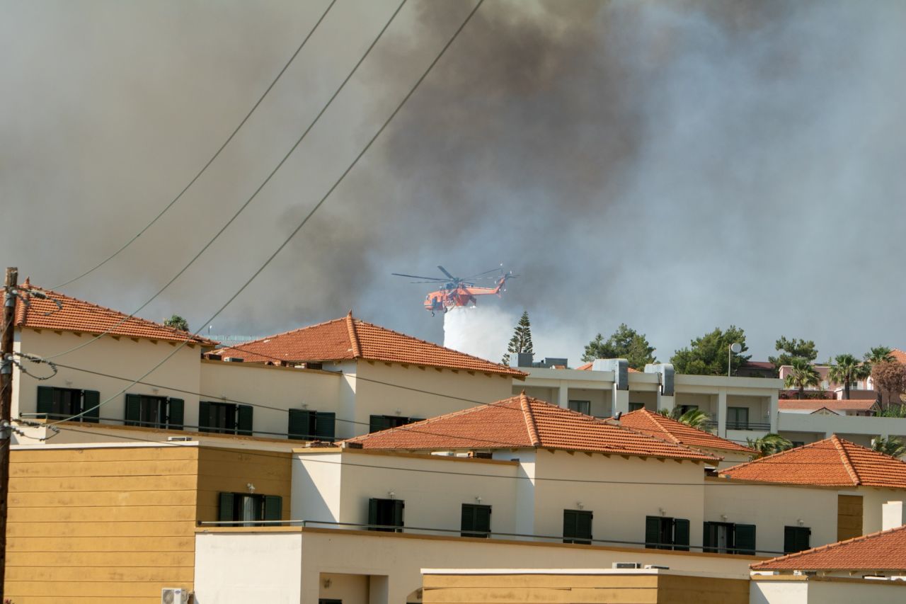 Yunanistan'ın Rodos adasındaki orman yangını yerleşim birimlerine ulaştı! 5 gündür sürüyor... 11