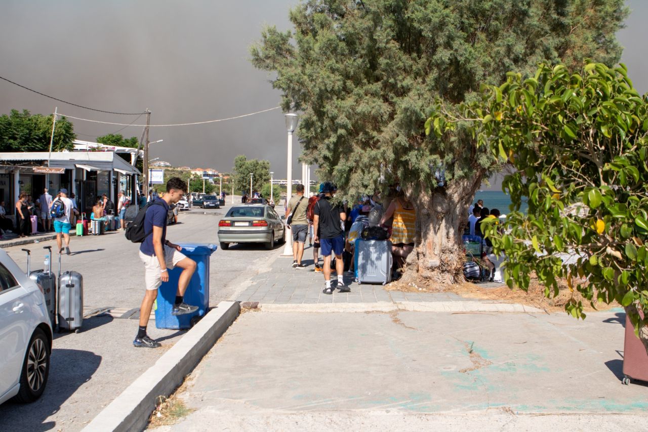 Yunanistan'ın Rodos adasındaki orman yangını yerleşim birimlerine ulaştı! 5 gündür sürüyor... 10