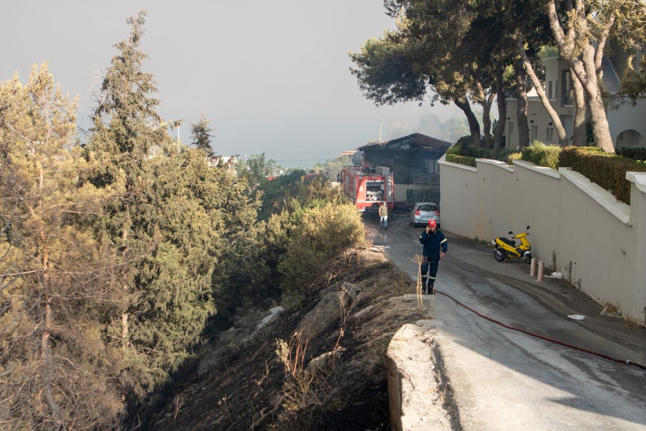 Yunanistan'ın Rodos adasındaki orman yangını yerleşim birimlerine ulaştı! 5 gündür sürüyor... 7