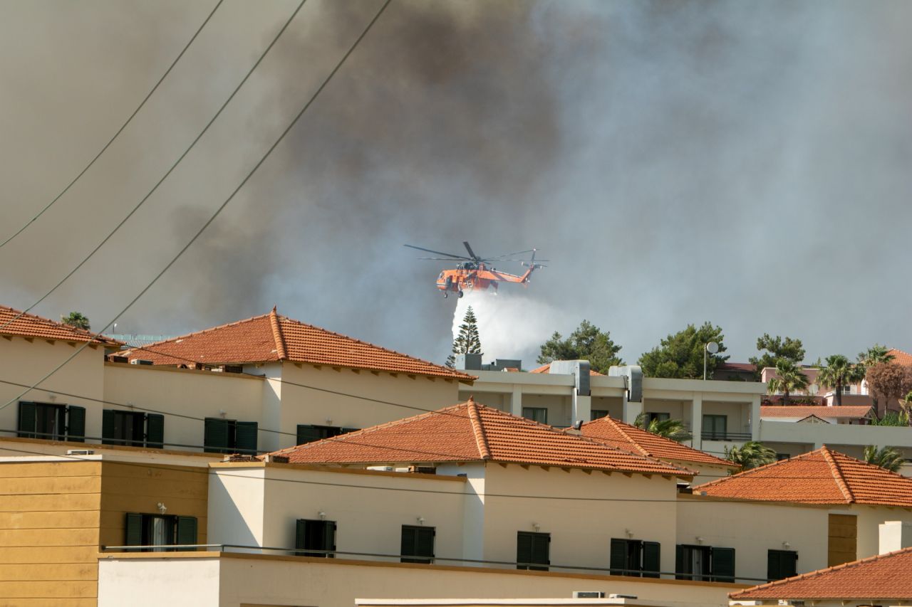 Yunanistan'ın Rodos adasındaki orman yangını yerleşim birimlerine ulaştı! 5 gündür sürüyor... 12