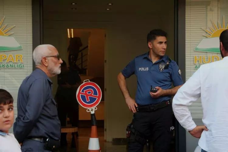 Bıçaklı saldırıda öldürülen HÜDA PAR'lı Sacit Pişgin'in cenazesi defnedildi! Ömer Çelik de katıldı... 9