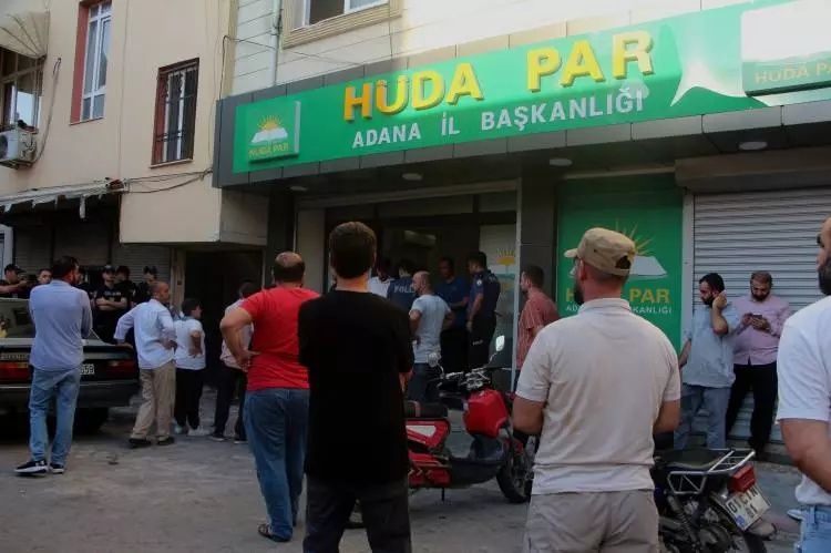 Bıçaklı saldırıda öldürülen HÜDA PAR'lı Sacit Pişgin'in cenazesi defnedildi! Ömer Çelik de katıldı... 7