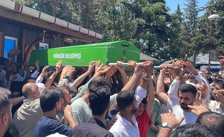 Bıçaklı saldırıda öldürülen HÜDA PAR'lı Sacit Pişgin'in cenazesi defnedildi! Ömer Çelik de katıldı... 4