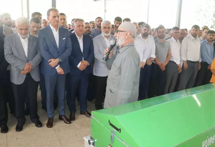 Bıçaklı saldırıda öldürülen HÜDA PAR'lı Sacit Pişgin'in cenazesi defnedildi! Ömer Çelik de katıldı... 2