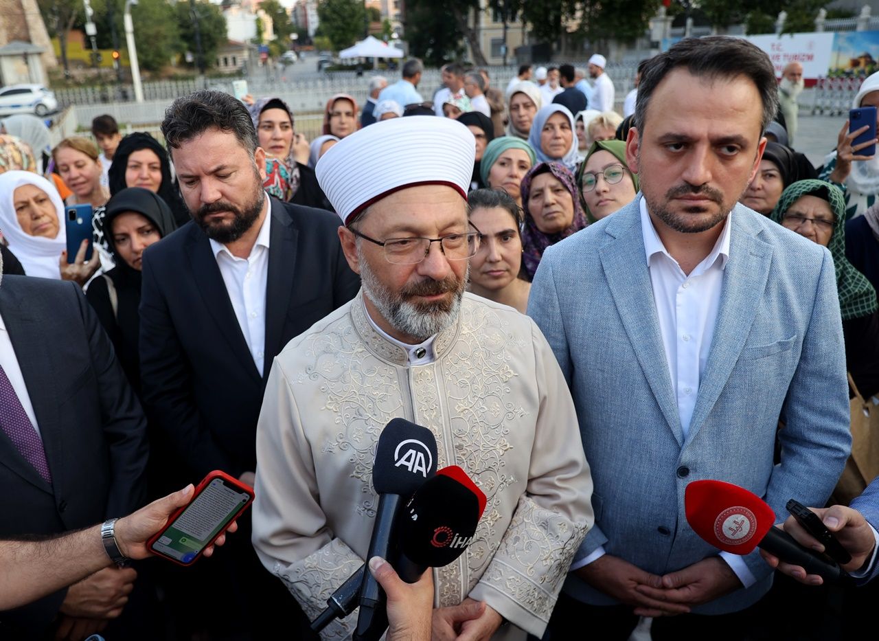 Diyanet İşleri Başkanı Erbaş, çağrıda bulundu! Ayasofya-i Kebir Cami-i Şerifi'nin ibadete açılışının üçüncü yıl dönümünde vatandaşlar camiye akın etti 1
