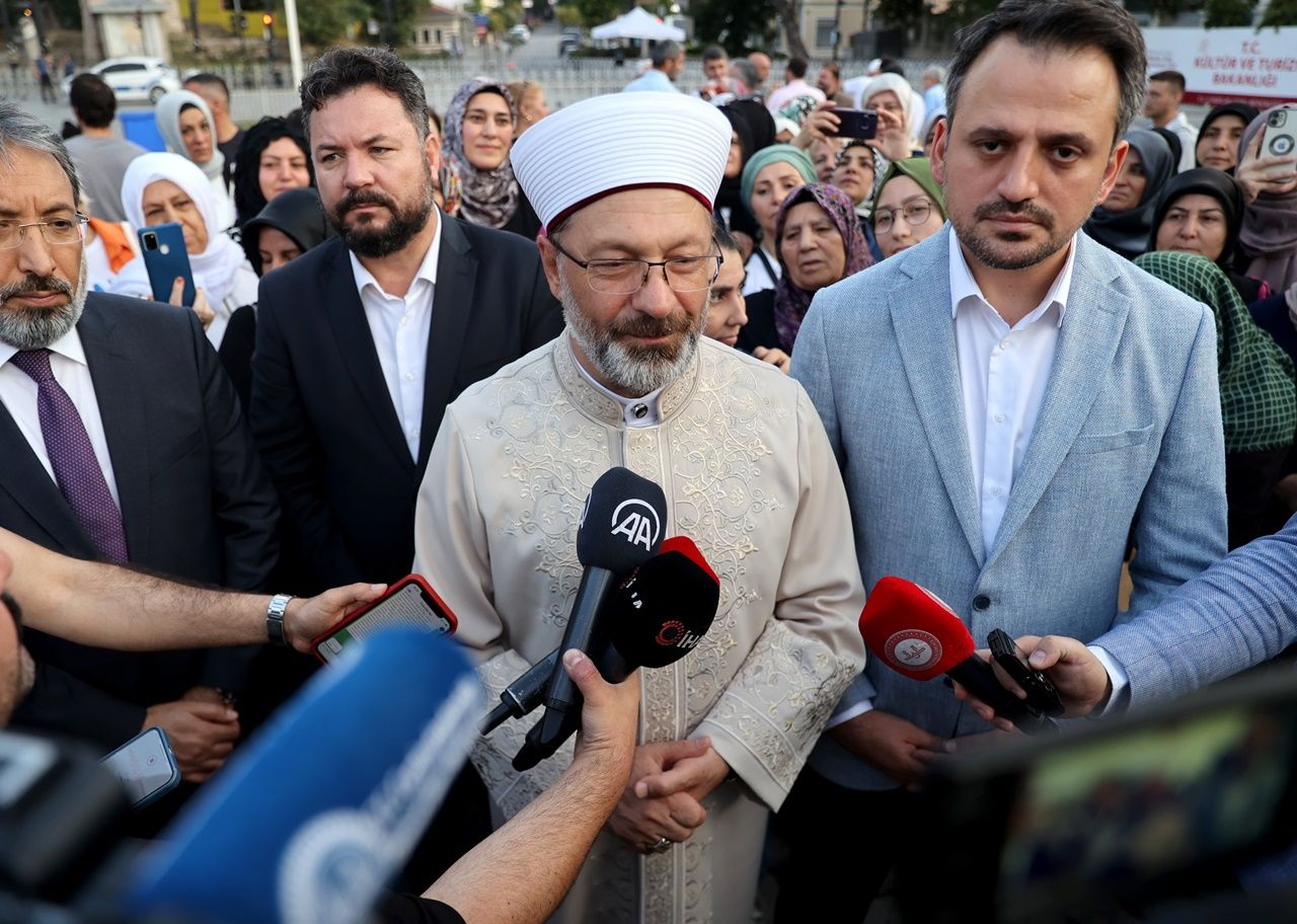 Diyanet İşleri Başkanı Erbaş, çağrıda bulundu! Ayasofya-i Kebir Cami-i Şerifi'nin ibadete açılışının üçüncü yıl dönümünde vatandaşlar camiye akın etti 2