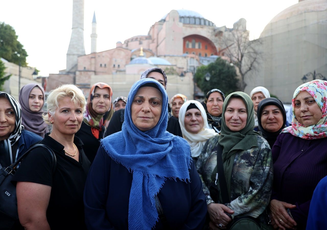 Diyanet İşleri Başkanı Erbaş, çağrıda bulundu! Ayasofya-i Kebir Cami-i Şerifi'nin ibadete açılışının üçüncü yıl dönümünde vatandaşlar camiye akın etti 3
