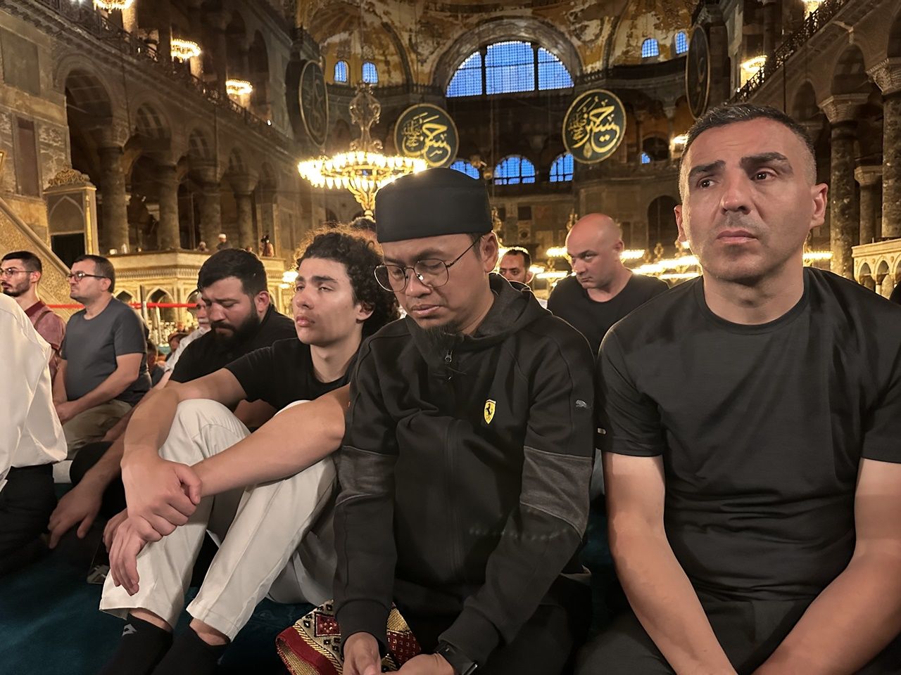 Diyanet İşleri Başkanı Erbaş, çağrıda bulundu! Ayasofya-i Kebir Cami-i Şerifi'nin ibadete açılışının üçüncü yıl dönümünde vatandaşlar camiye akın etti 4