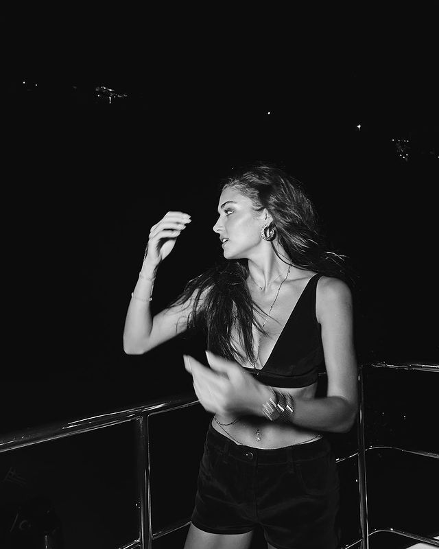 Hande Erçel'in siyah şıklığı! Tarzının bedeli ortaya çıktı 6