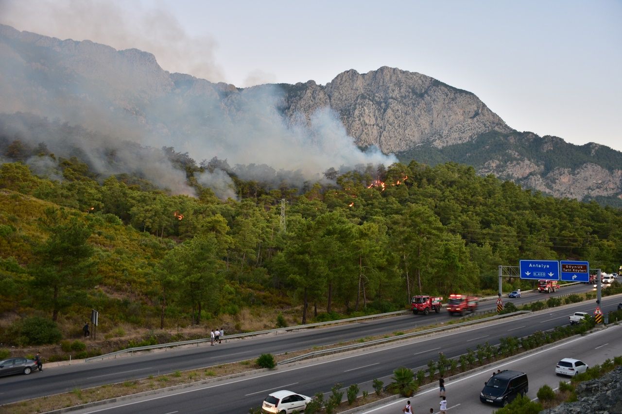 Antalya Kemer'de orman yangını: Evler boşaltıldı, hastalar nakledildi! Havadan ve karadan müdahale devam ediyor 1