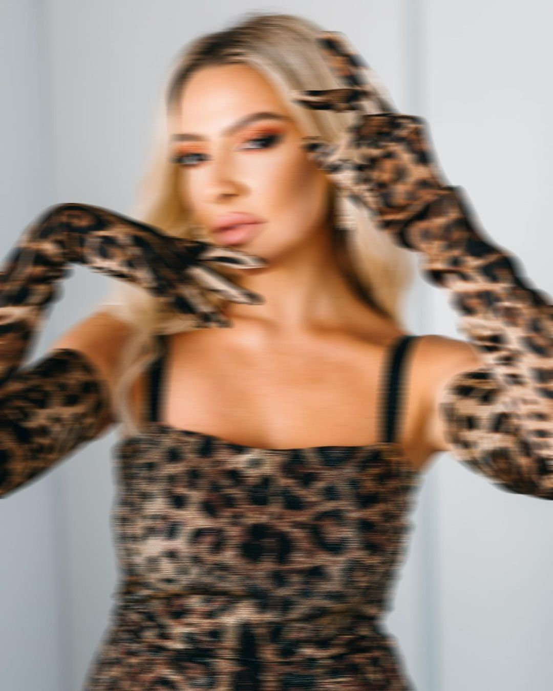 Sahne tarzı olay oldu! Tepeden tırnağa leopar desenli kıyafet tercih eden Hadise sosyal medya kullanıcılarının diline düştü 12
