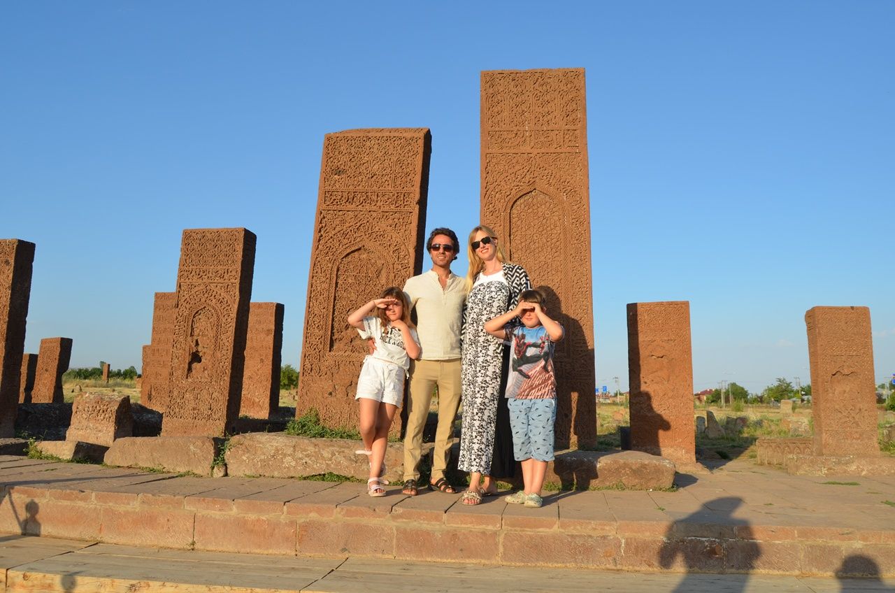Bitlis'in Alman gelini Wilma Elles, kayınvalidesinin elini öpmeye gitti! Büryan yedi, Van Gölü'nde yüzdü 1
