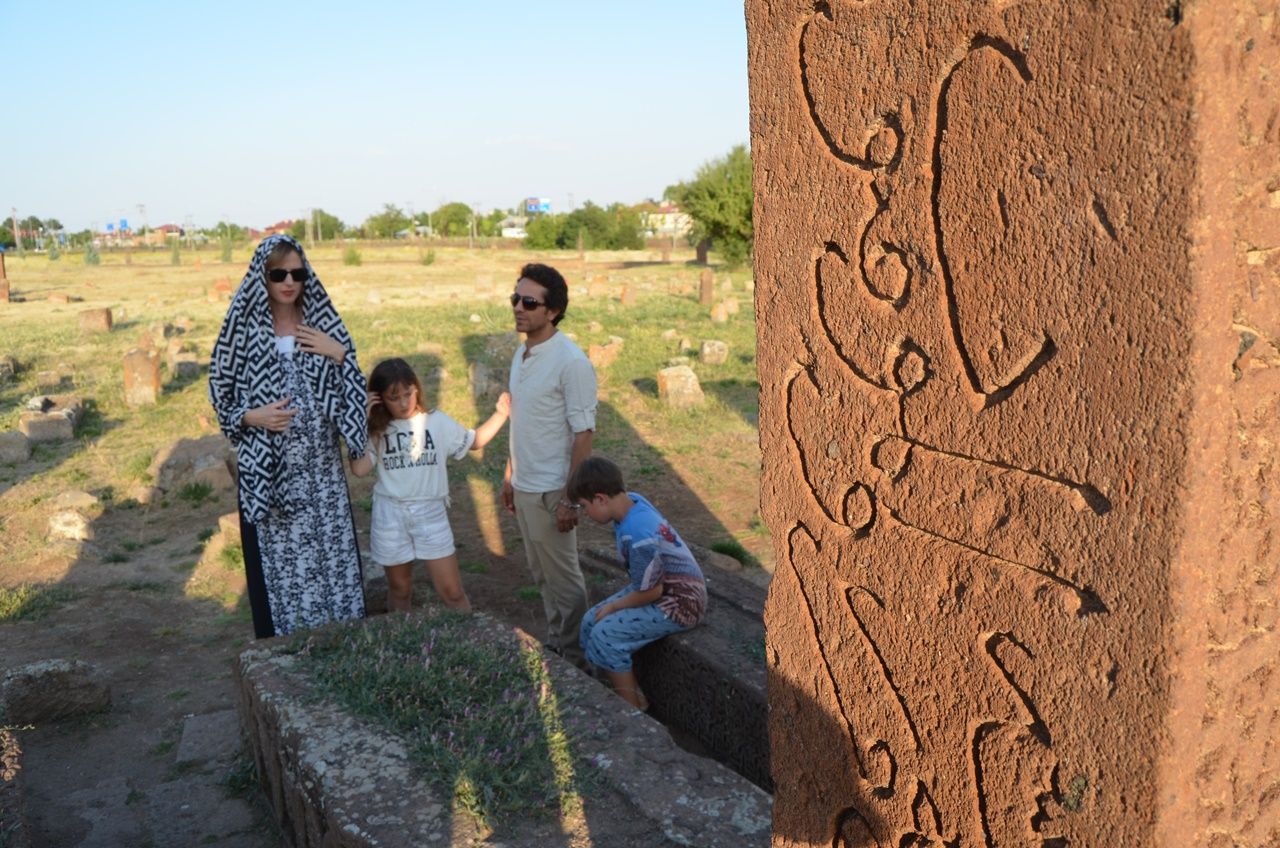 Bitlis'in Alman gelini Wilma Elles, kayınvalidesinin elini öpmeye gitti! Büryan yedi, Van Gölü'nde yüzdü 2