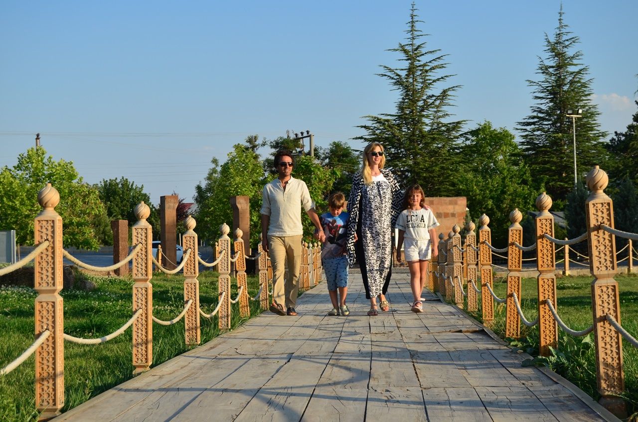 Bitlis'in Alman gelini Wilma Elles, kayınvalidesinin elini öpmeye gitti! Büryan yedi, Van Gölü'nde yüzdü 12