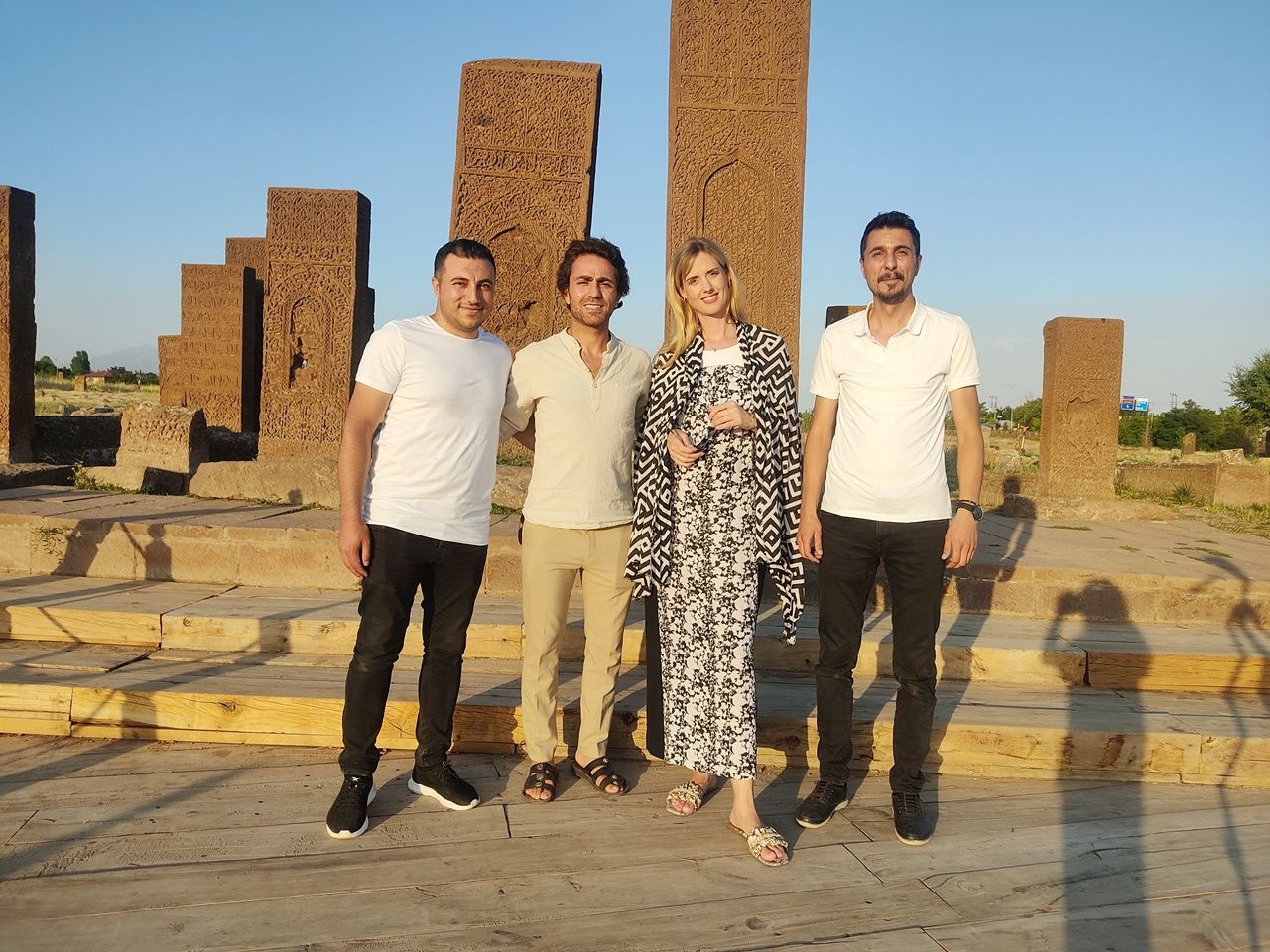 Bitlis'in Alman gelini Wilma Elles, kayınvalidesinin elini öpmeye gitti! Büryan yedi, Van Gölü'nde yüzdü 3