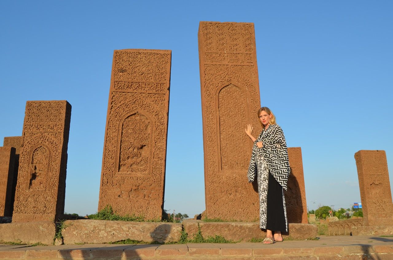 Bitlis'in Alman gelini Wilma Elles, kayınvalidesinin elini öpmeye gitti! Büryan yedi, Van Gölü'nde yüzdü 4