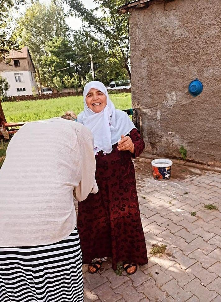 Bitlis'in Alman gelini Wilma Elles, kayınvalidesinin elini öpmeye gitti! Büryan yedi, Van Gölü'nde yüzdü 5