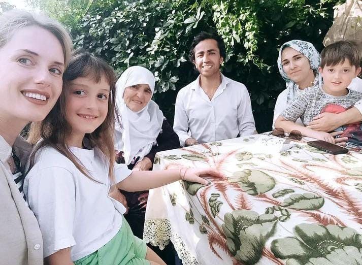 Bitlis'in Alman gelini Wilma Elles, kayınvalidesinin elini öpmeye gitti! Büryan yedi, Van Gölü'nde yüzdü 7
