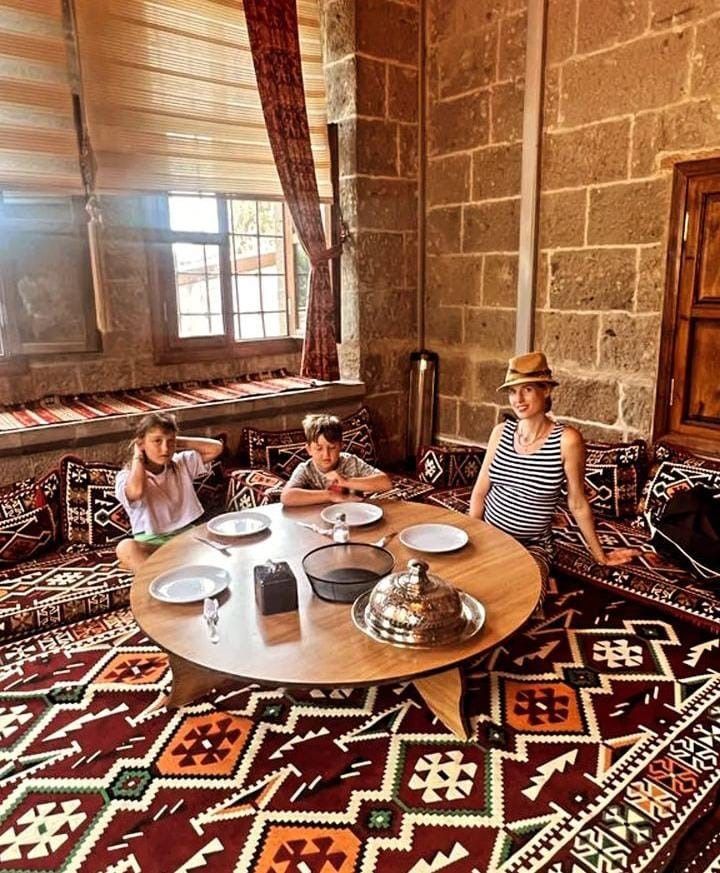 Bitlis'in Alman gelini Wilma Elles, kayınvalidesinin elini öpmeye gitti! Büryan yedi, Van Gölü'nde yüzdü 8