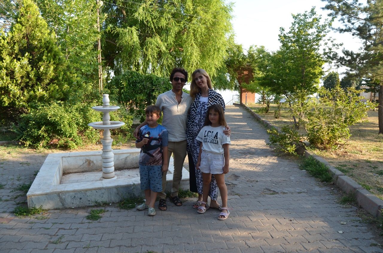 Bitlis'in Alman gelini Wilma Elles, kayınvalidesinin elini öpmeye gitti! Büryan yedi, Van Gölü'nde yüzdü 9