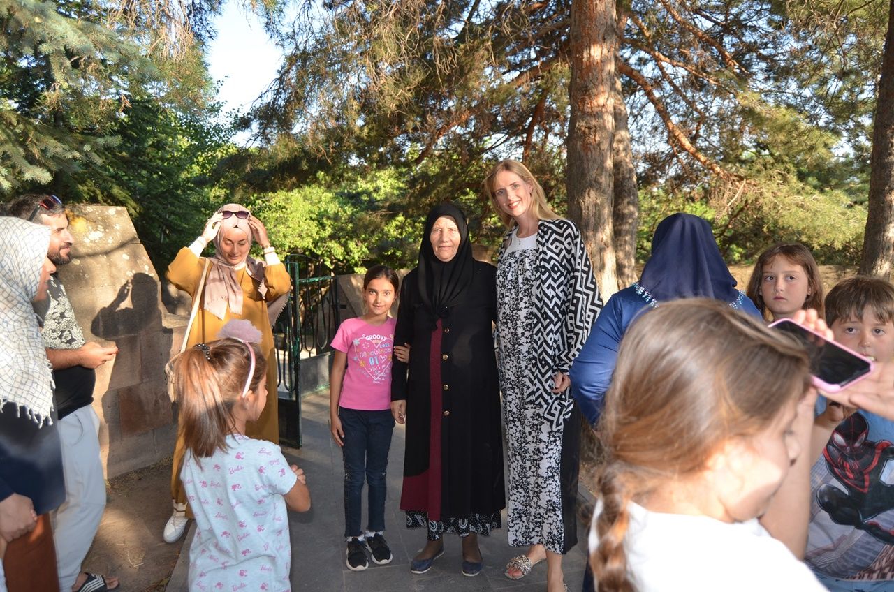 Bitlis'in Alman gelini Wilma Elles, kayınvalidesinin elini öpmeye gitti! Büryan yedi, Van Gölü'nde yüzdü 6