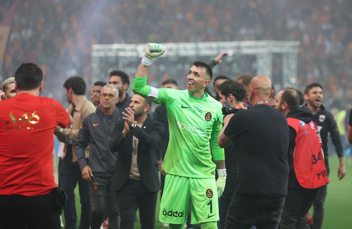 Galatasaray'da şok gelişme! Muslera'nın transferini duyurdular 1