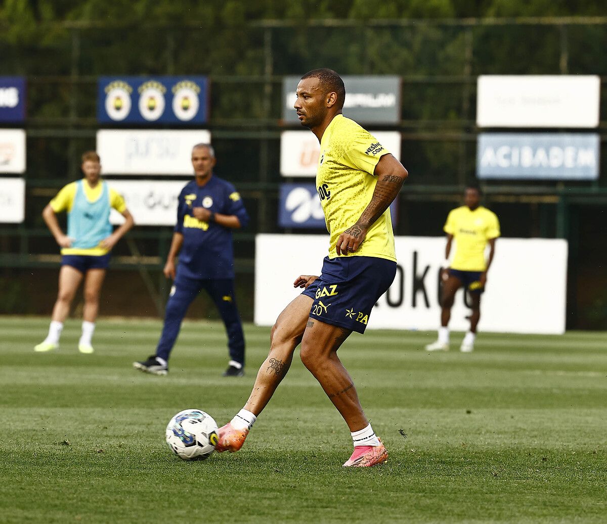 Cimbom'un elinden alınan Joao Pedro'nun yeni takımı resmen belli oldu 1