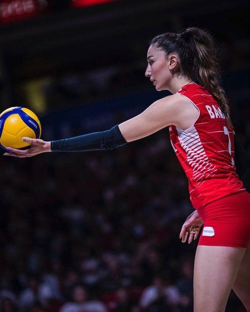 "Yüzüne asit atarım" diyerek Milli voleybolcu Hande Baladın'ı tehdit eden kişi kulüp binasını da basmış! 5