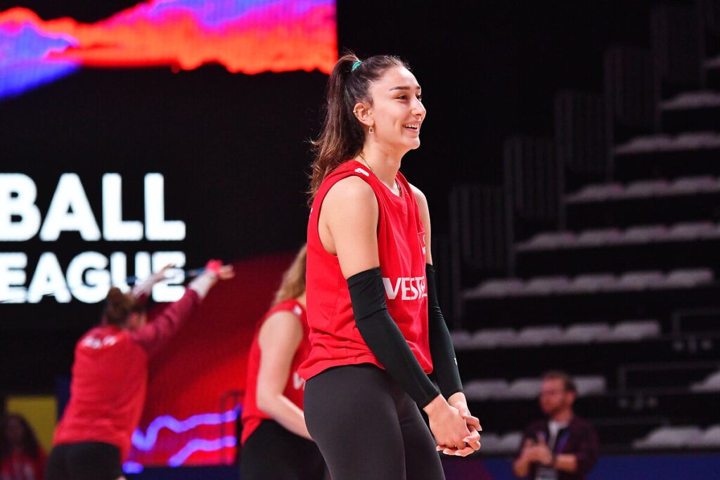 "Yüzüne asit atarım" diyerek Milli voleybolcu Hande Baladın'ı tehdit eden kişi kulüp binasını da basmış! 1