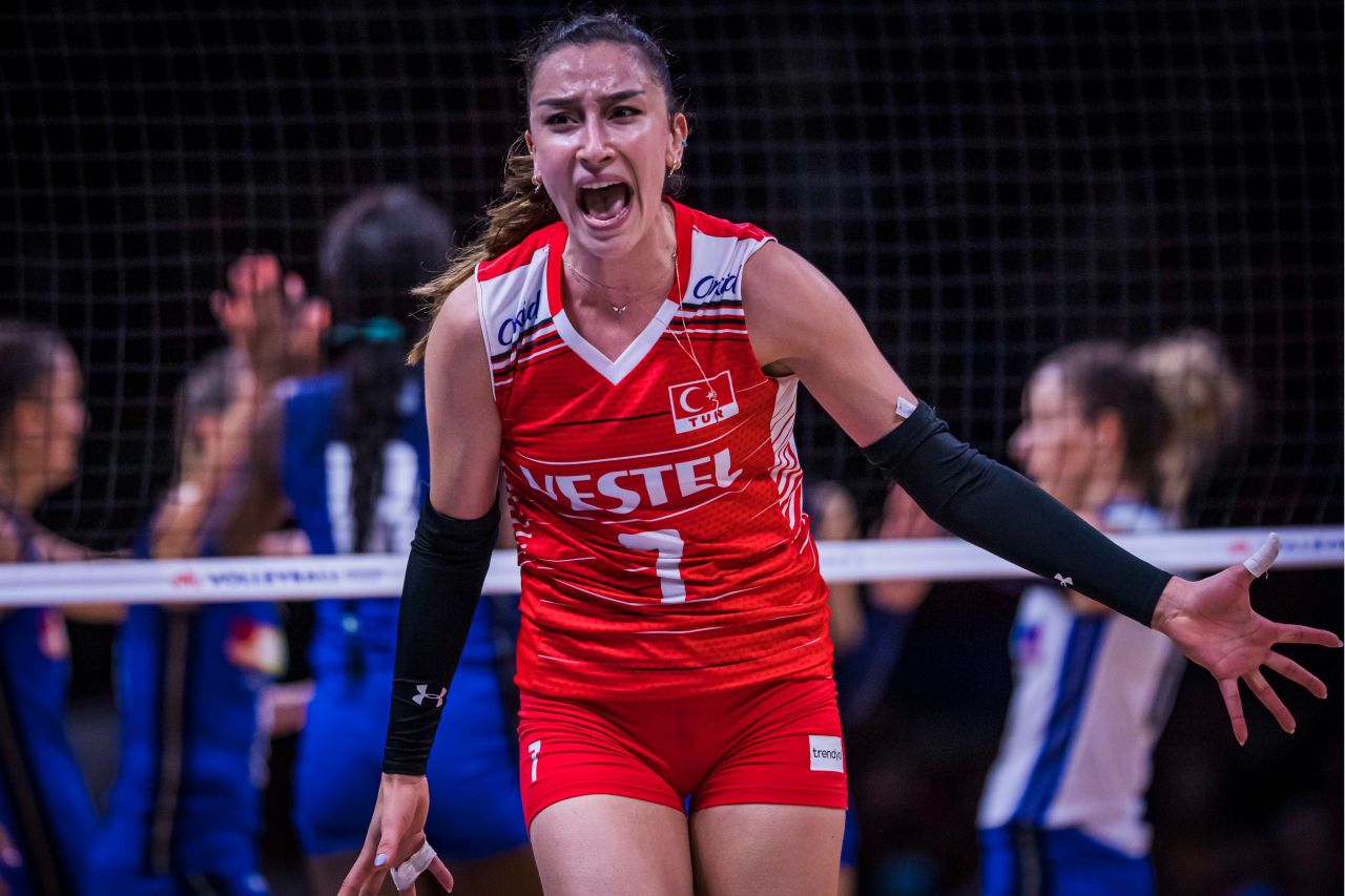 "Yüzüne asit atarım" diyerek Milli voleybolcu Hande Baladın'ı tehdit eden kişi kulüp binasını da basmış! 4