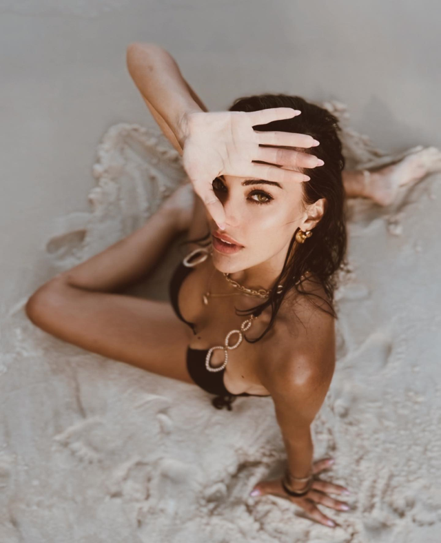 Mykonos'u salladı! Tuvana Türkay'dan nefes kesen oryantal şov: Mor bikinisiyle plajda kurtlarını döktü 2